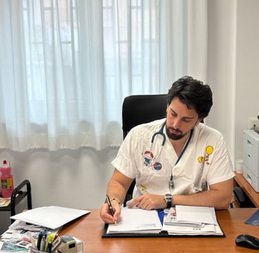 Dott. Alfiero, pediatra a Napoli durante una visita in studio a domicilio