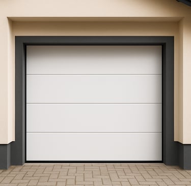 Porte de garage sectionnelle blanche installée sur une maison moderne Isovergne