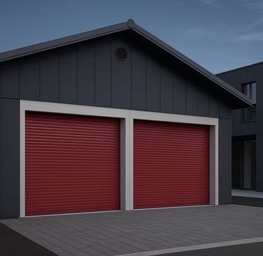 Deux portes de garage enroulables rouges installées sur une maison contemporaine Isovergne