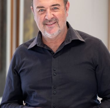 Martin Osner, instructor of the Advanced Photography Course, teaching creative techniques.