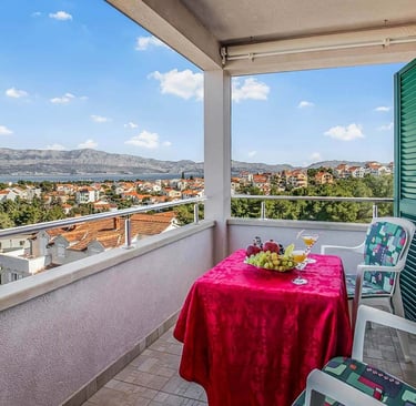Balkon apartmana u Supetru s pogledom na grad i more, savršen za uživanje u jutarnjoj kavi