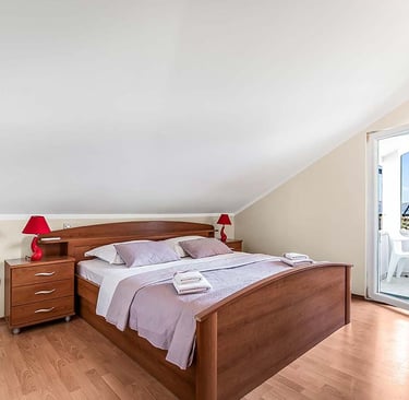 Spavaća soba u apartmanu u Supetru, idealna za opuštanje i uživanje tijekom boravka u Dalmaciji