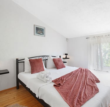 Villa Nika bedroom with double bed – Škrip, Brač