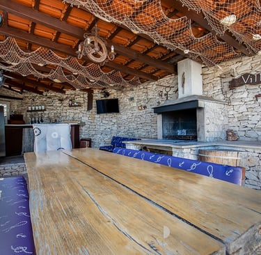 Villa Nika Brač – outdoor kitchen with BBQ and dining area for 10