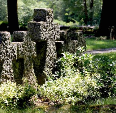 Steinerne Grabkreuse auf dem Soldatenfriedhof in Bad Bodendorf, Rheinland-Pfalz