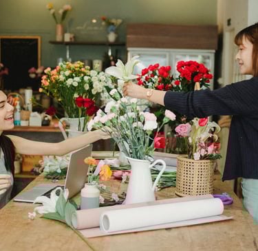 Dos emprendedoras trabajando en una florería en España