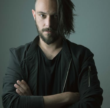 a man with a beard, hair side cut. standing frontale