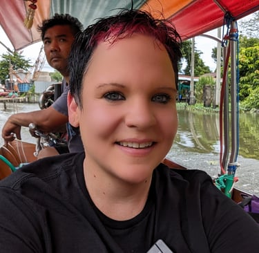 Britt in Bangkok im Longtailboot auf einer Khlong Tour