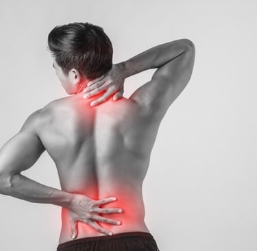 uomo con dolore cervicale e lombare
