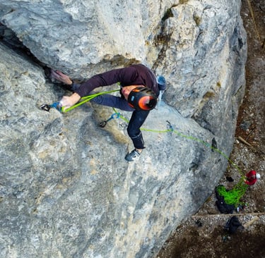 Staatlicher Instruktor klettert im Vorstieg am Fels