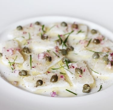 Un plato de carpaccio de bacalao