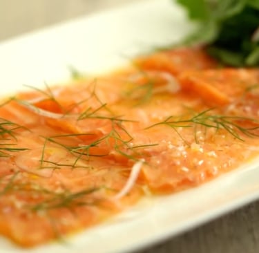 Un carpaccio de salmón tradicional