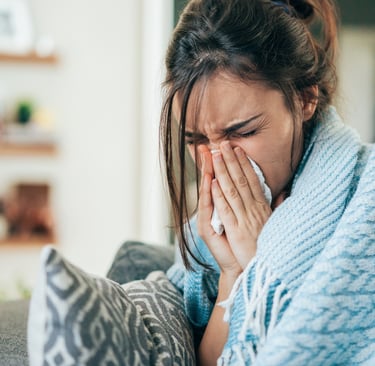 Pessoa com gripe sentindo o nariz escorrer
