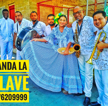 tambobanda La Clave con uniforme acompañando a  la comparsa del piloneras en el festival  vallenato