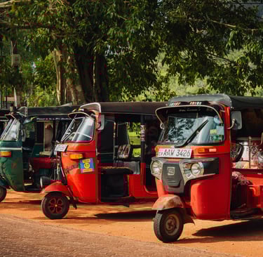 Een rij met tuktuks
