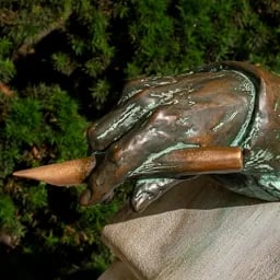 Close up on the hand of the Anonymous statue.
