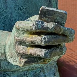 Close up on the hand of Steve Job's statue.