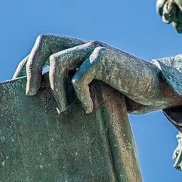 Close up on the hand of Janos Arany's statue.