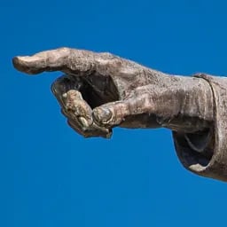 Close up on the hand of Lajos Kossuth's statue.