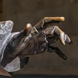 Close up on the hand of Georg Solti's statue.