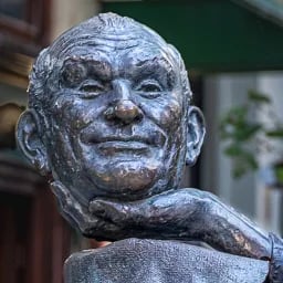 Close up on the hand of Geza Hofi's statue.