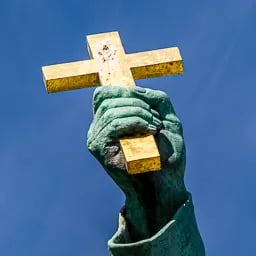 Close up on the hand of Saint Grard holding the cross.