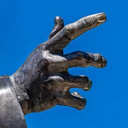 Close up on the hand of Mihály Babits.