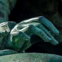 Close up on Sisi's right hand 