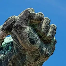 Close up on the statue’s left hand 