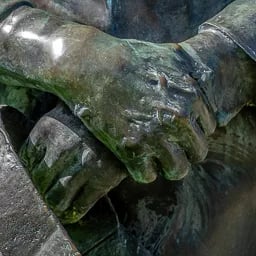 Close up on the hand of Kálmán Latabár.