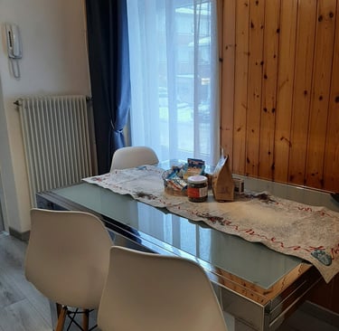 alt="tavolo appartamento affitto val di Fassa"