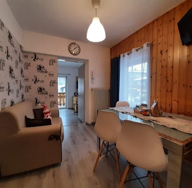 alt="zona pranzo appartamento affitto val di Fassa"