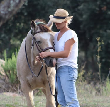 Reittrainerin von MonTanja arbeitet einfühlsam mit Pferd im Freien