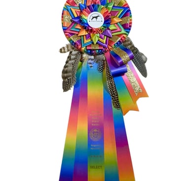 E7, agrémenté de plumes et ruban scintillant.