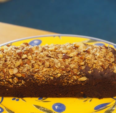 gâteau au chocolat avec des noix et des noisettes concassées