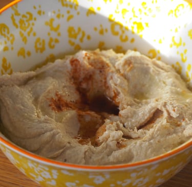 Houmous de pois-chiches au tahin, avec un peu d'huile d'olive et de paprika
