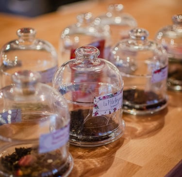 Thés du jardin de mademoiselle oolong, vert, blanc, noir, tisanes, cloches olfactives