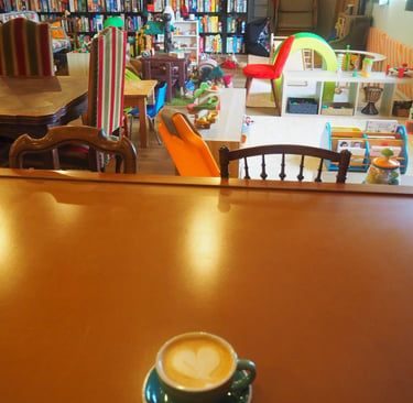 coffee shop, Latte art dans une tasse dans l'espace chaleureux de jeu 