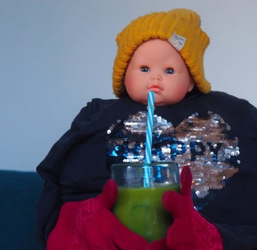 poupée qui boit un smoothie, jus vert, healthy, sain, bar, boissons