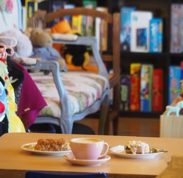 Latte et cinnamon rolls et crumble dans l'espace de jeu et de jouets, kids friendly 