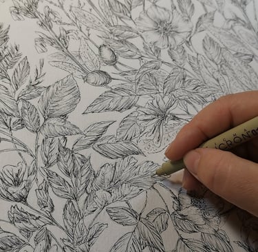 mano che disegna piante ad inchiostro