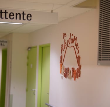 Enseigne installée en face de la salle d’attente