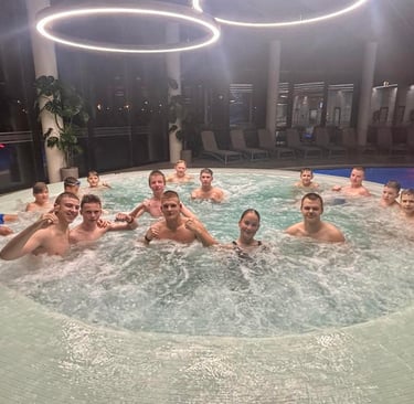 Vaikų poilsis Akmenės rajono sporto centro baseine po intensyvių varžybų savaitgalio