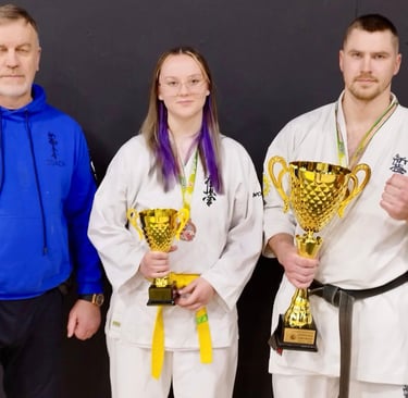 2026 m. Lietuvos čempionato prizininkai E. Kondrotaitė ir P. Žimantas su Mokytoju V. Silvaško