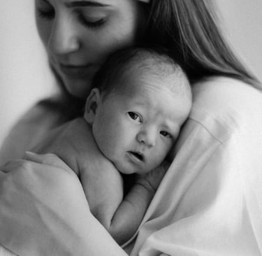 Adelaide newborn photographer Nina Schultz documenting quiet newborn snuggles in natural light 