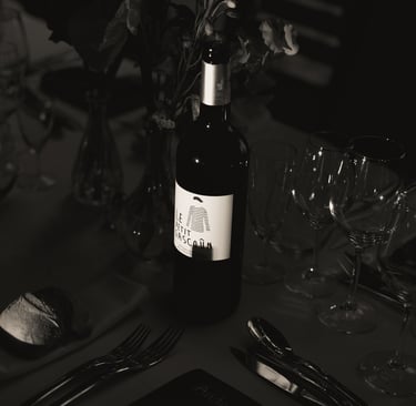 bouteille de vin avec etiquette du sud ouest en noir et blanc