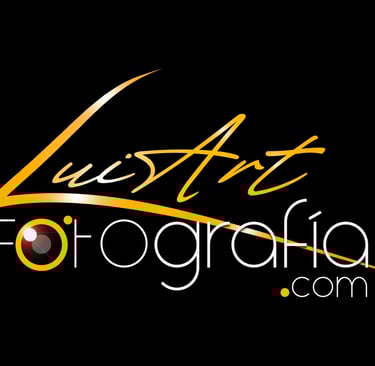 Logotipo dorado y blanco de LuiArt Fotografía sobre fondo negro