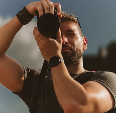 Retrato del fotógrafo Javi sosteniendo su cámara