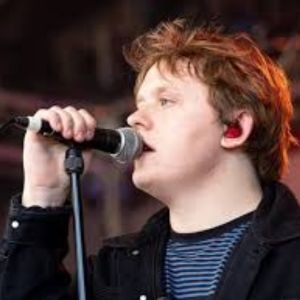 Foto do artista Lewis Capaldi – atividade de música de inglês do site Eldren Piva