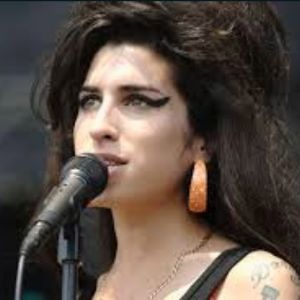 Foto de Amy Winehouse das atividades de músicas em inglês do site Eldren Piva